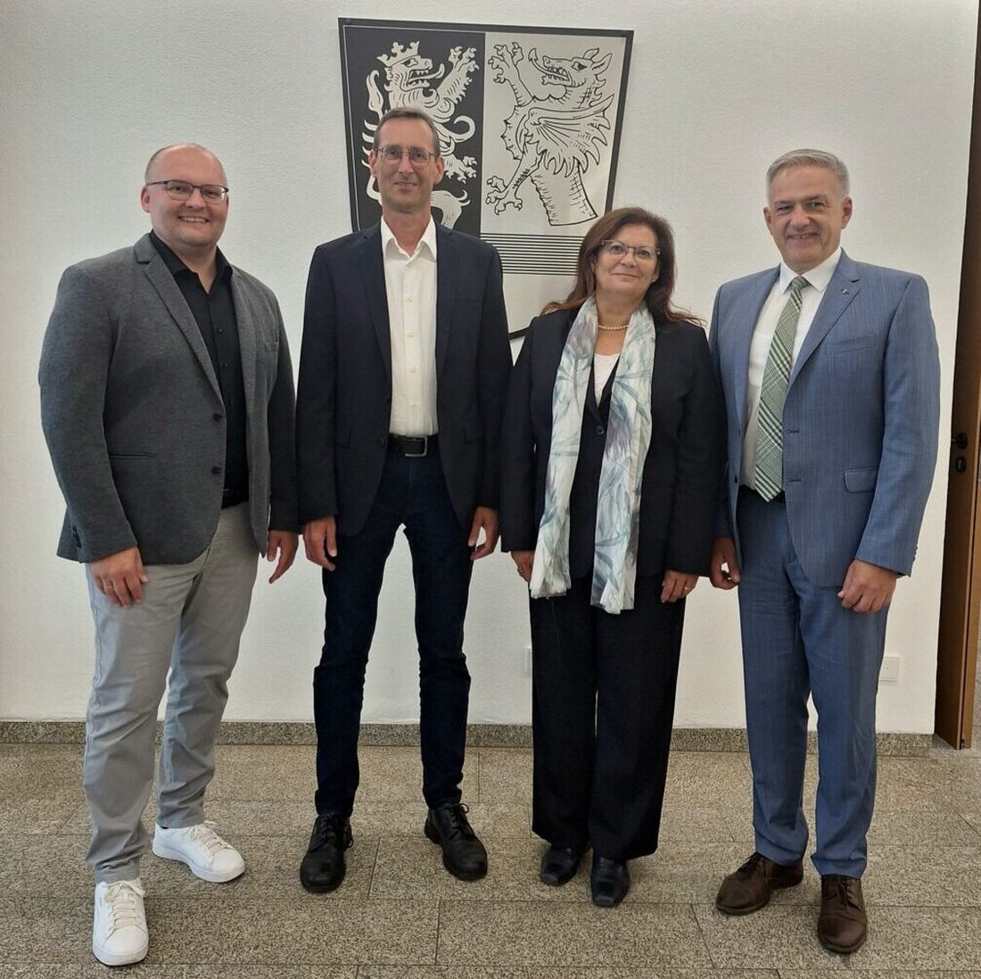 Tirschenreuth. Regina Kestel tritt nach über 26 Jahren im Landratsamt Tirschenreuth in Altersteilzeit; Markus Zapf wird ihr Nachfolger. Kestel freut sich auf mehr Zeit für Hobbys, während Zapf bereits seit Juni 2020 für die Abteilung Bau zuständig ist.