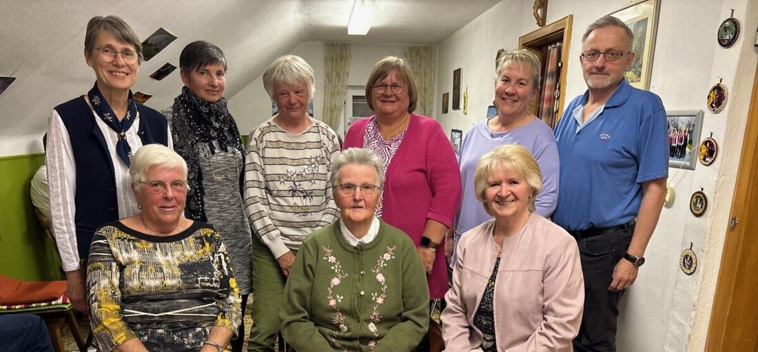 Neustadt/WN. Der Zitherclub bestätigt Regina Schmid als Vorsitzende und musikalische Leiterin. Die Jahreshauptversammlung bot Berichte, Wahlen und Musik; Höhepunkt ist der Hutzaabend in der Vorweihnachtszeit.