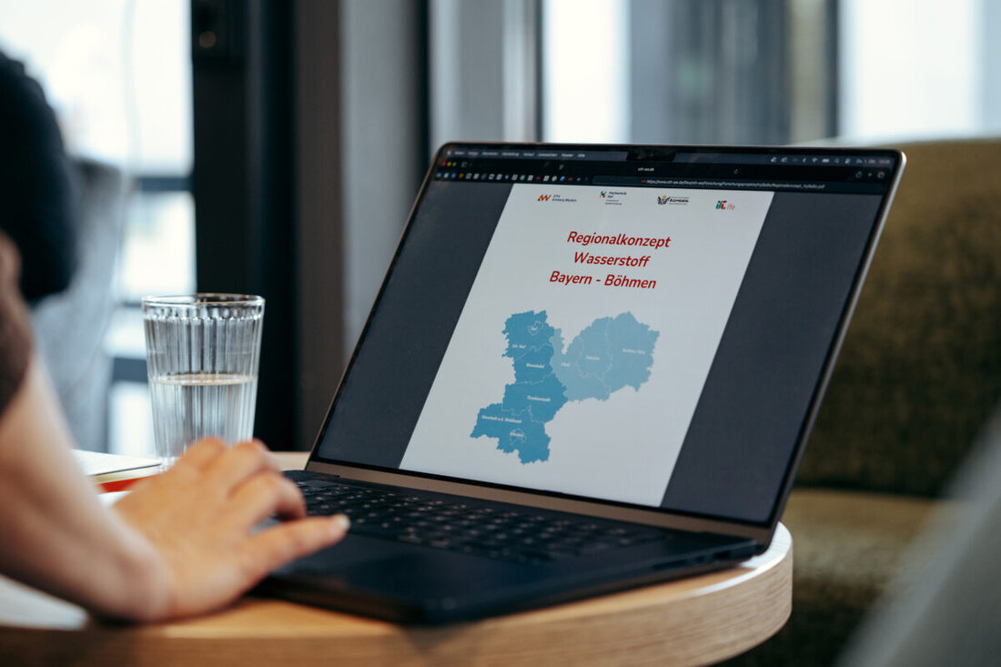 Amberg. Die OTH Amberg-Weiden präsentiert ein Regionalkonzept, das Wasserstoff als Schlüssel für Industrie, Schwerlastverkehr und kommunale Mobilität in Bayern und Böhmen sieht. HyAdvanCE startet im Oktober.