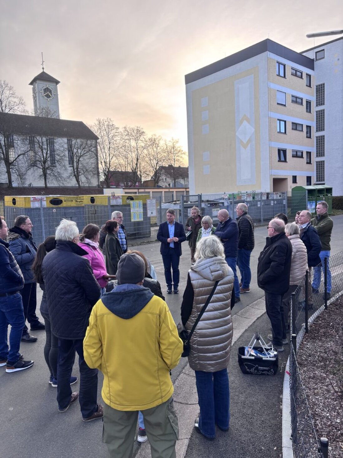 Weiden. Der CSU-Ortsverband Rehbühl lud zur Ortsbegehung; viele Bürger sprachen über Lärm, Sauberkeit und Verkehr. Stationen waren die Wertstoffinsel, St. Elisabeth und der neue REWE in der Tachauer Straße.