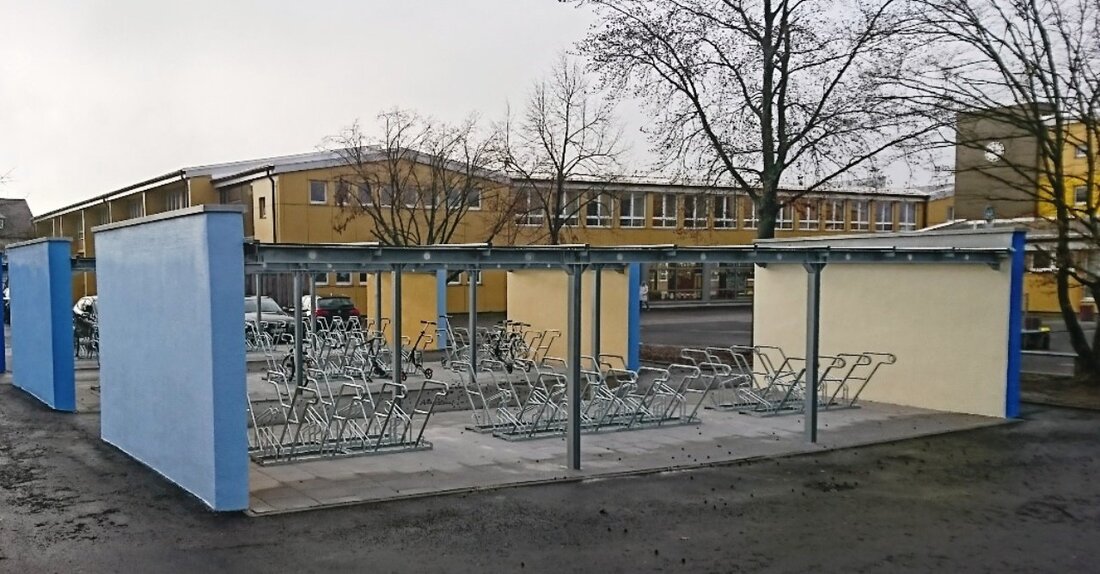 Weiden. Mehr Radfahrer, weniger Stadtverkehr? Für nachhaltige Mobilität will gesorgt sein.  Mit der nationalen Klimaschutzinitiative erhielt die Stadt Weiden für die Sanierung der Fahrradständer an der Rehbühlschule die Zertifizierung des [&hellip;]
