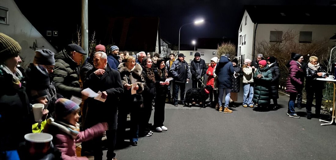 Weiden. In der Rehbühlsiedlung versammelten sich am Heiligabend zahlreiche Bewohner zur Andacht am Gedenkstein. Die Gemeinschaft feierte 50 Jahre Andacht und erinnerte zugleich an 70 Jahre Denkmal – mit Musik, Wärme und Worten.