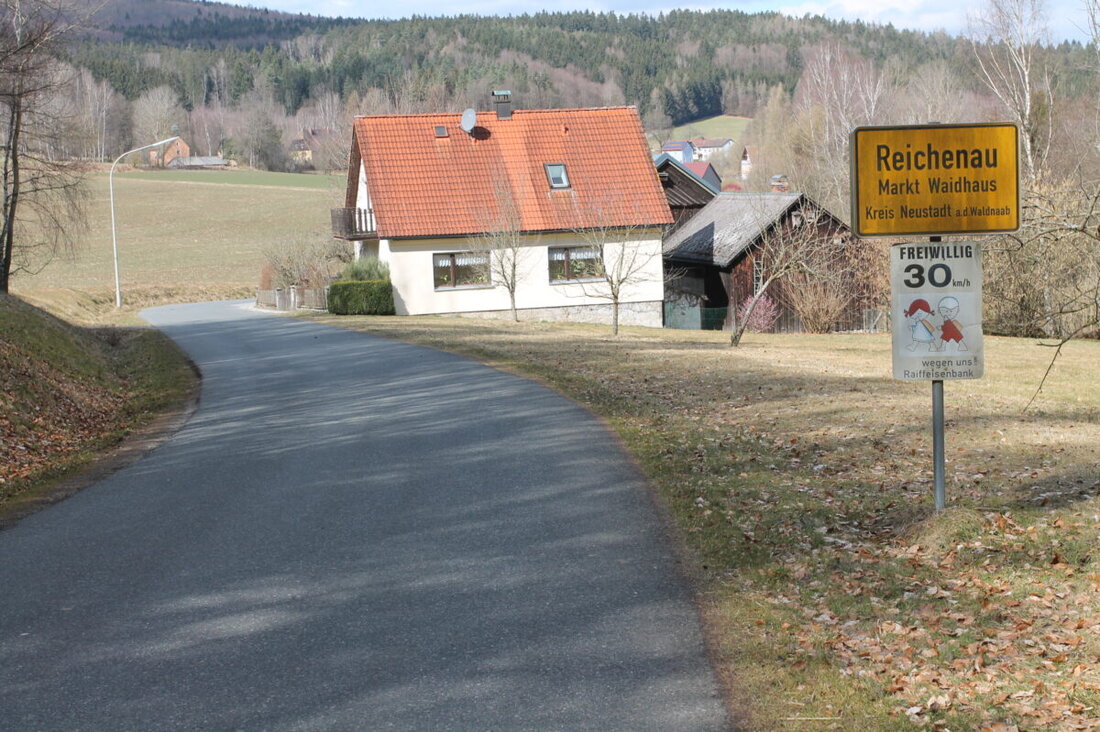 Waidhaus. Der Marktgemeinderat stimmte für eine Tempo-30-Zone in Reichenau, trotz Polizeibedenken und einer Gegenstimme. Bürgermeister und Gemeinderat setzen auf Geschwindigkeitsreduktion ohne bauliche Veränderungen.