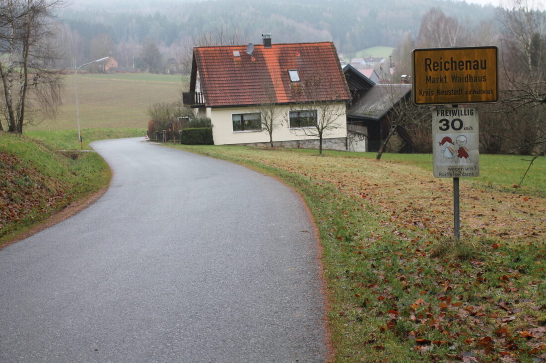 Waidhaus. Der Marktgemeinderat beschließt die Einführung einer "Tempo-30-Zone" in Reichenau, abhängig von der Zustimmung der Verkehrssicherheit Oberpfalz und der Polizei. Es gab auch Zustimmung zu einer Mobilfunkanlage und die Diskussion über eine Benutzungsgebühr für Gemeindeeinrichtungen, eine Gebühr wurde jedoch abgelehnt.