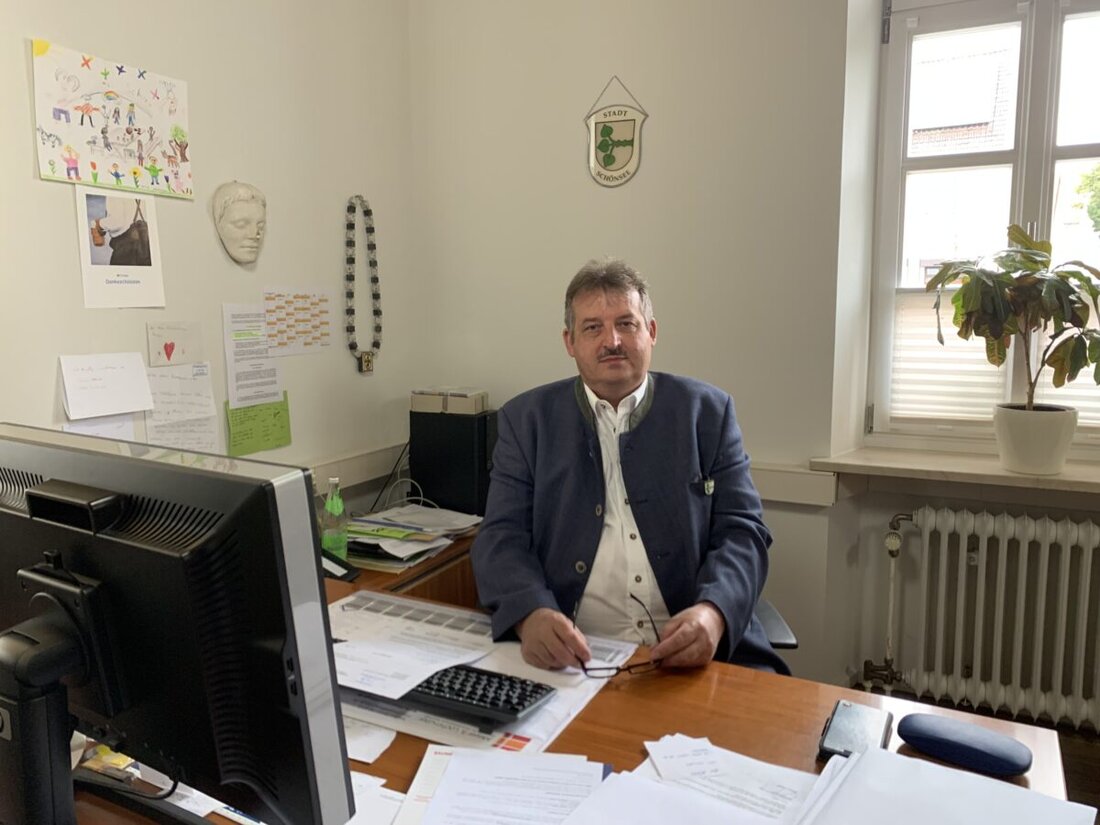 Schönsee. Bürgermeister Reinhard Kreuzer kündigt seine erneute Kandidatur an, mit einem Rückblick auf Erfolge in der Infrastruktur und kulturelle Belebung und betont weiteren Handlungsbedarf.