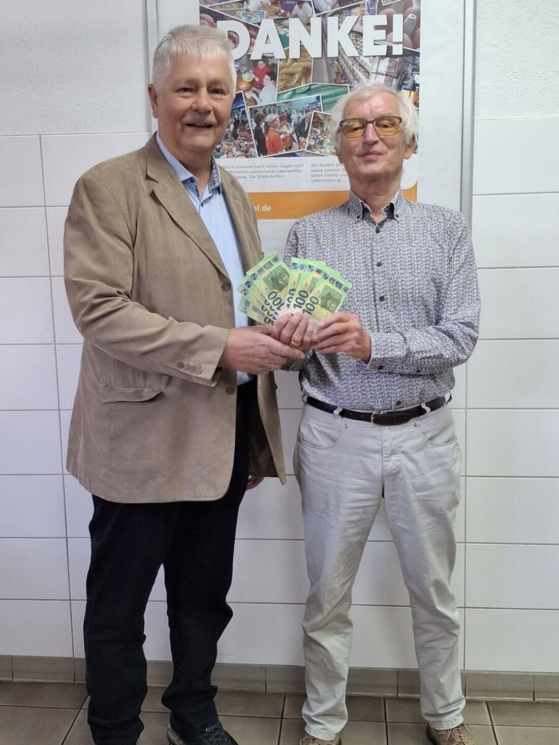 Reinhold Strobl, Bezirksvorsitzender von 60plus, spendete anlässlich seines 75. Geburtstags 1.000 € an die Amberger Tafel und 500 € an die Mali-Hilfe. Die Mali-Hilfe unterstützt insbesondere Frauen und Kinder und setzt sich für Bildung und gegen Genitalverstümmelung ein.