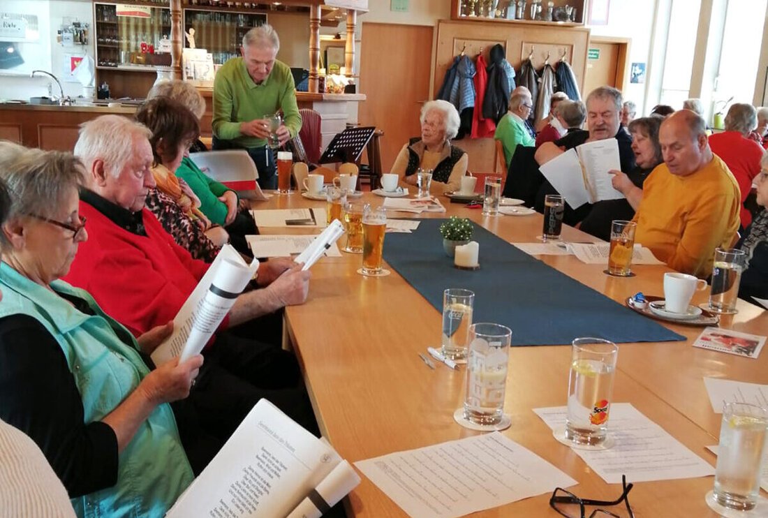 Maxhütte-Haidhof. Rund 50 Seniorinnen und Senioren sangen in der FC Sportgaststätte mit Andreas Fischer bekannte Volkslieder. Nächste Termine: 19. April 2026 Rosenball, 1. Juni 2026 gemeinsames Singen – Eintritt frei.