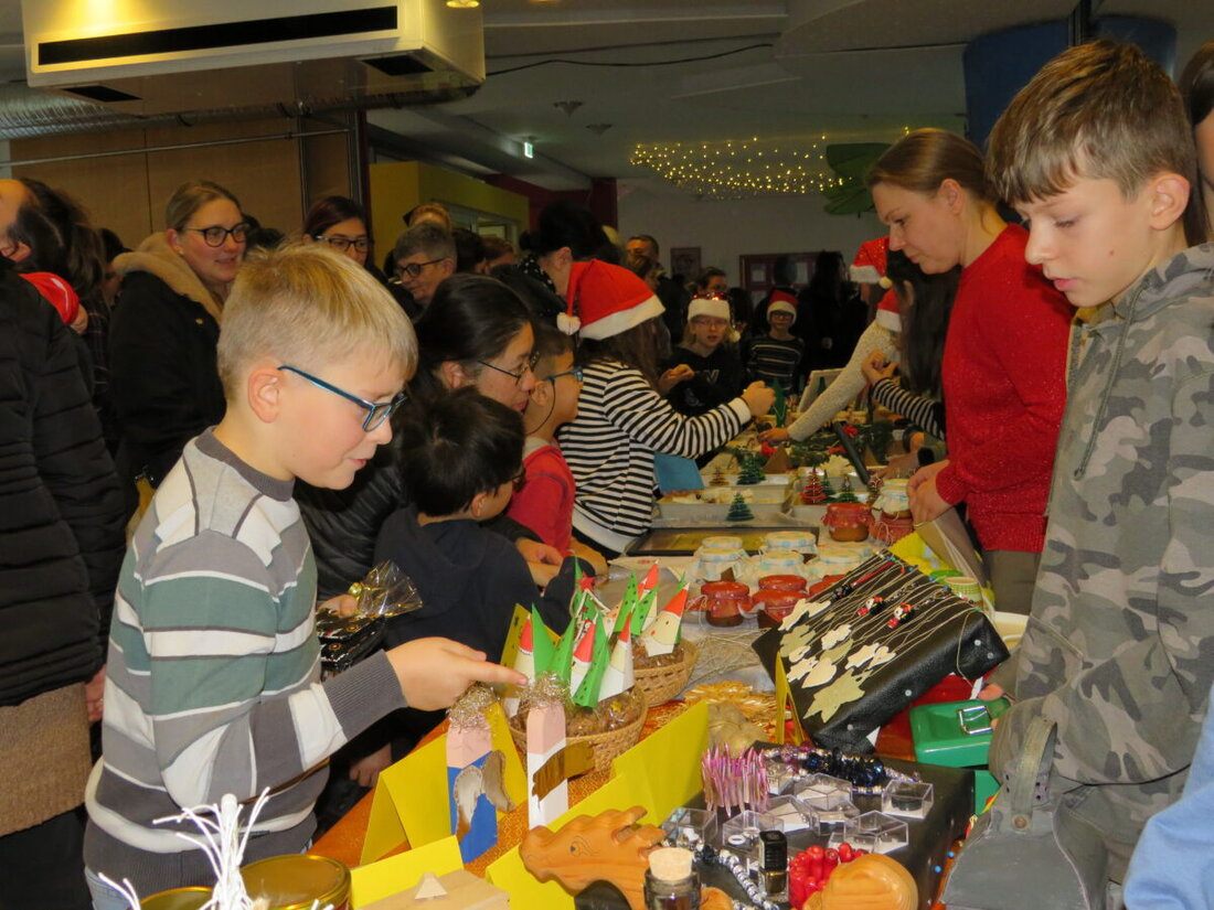 Neustadt. Der Adventsbasar der St. Felix Schule brach Besucherrekorde, finanzierte Schulpatenkinder in Uganda und bot eine Vielzahl von Weihnachtsbasteleien durch 22 Verkaufsstände.