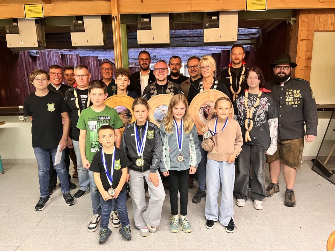 Weiherhammer. Beim Königsschießen der SSG am 20. September 2026 verzeichnete der Verein mit 74 Schützinnen und Schützen eine Rekordbeteiligung, darunter 25 aus dem Nachwuchs. Zum Abschluss wurden die neuen Majestäten gekrönt.