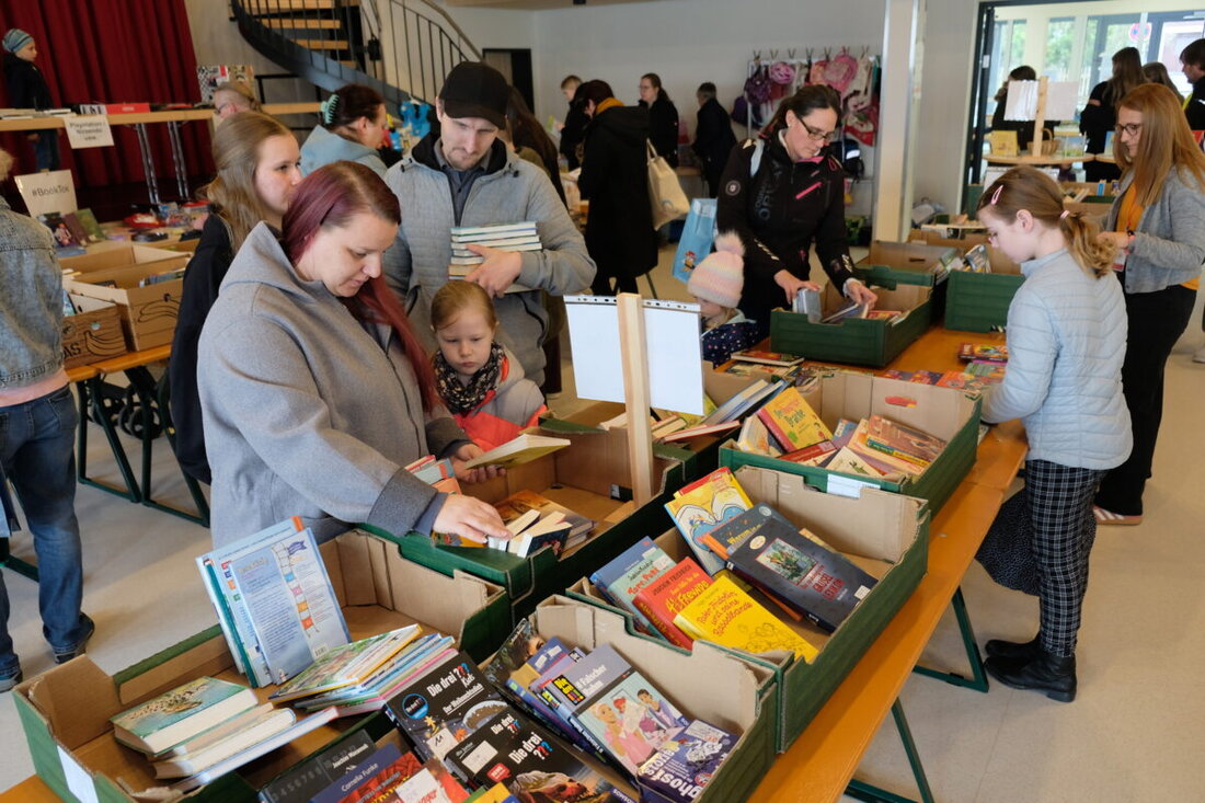 Speinshart. Der Spielzeug- und Bücherflohmarkt im Gemeindezentrum lockte Hunderte Besucher, bot mit 57 Anbietern rund 10.000 Artikel und sorgte für volle Taschen; der Reinerlös kommt gemeinnützigen Zwecken zugute.