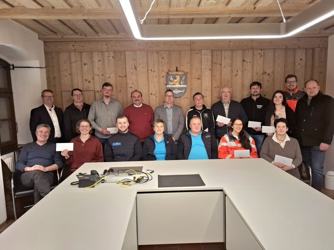 Eslarn. Beim Dankessen ehrte die Marktgemeinde das große Ehrenamt rund ums Heimatfest und den kostenlosen Shuttleservice von Ach GbR. Aus freiwilligen Spenden entstand eine Rekordspende von 5.000 Euro für lokale Projekte.