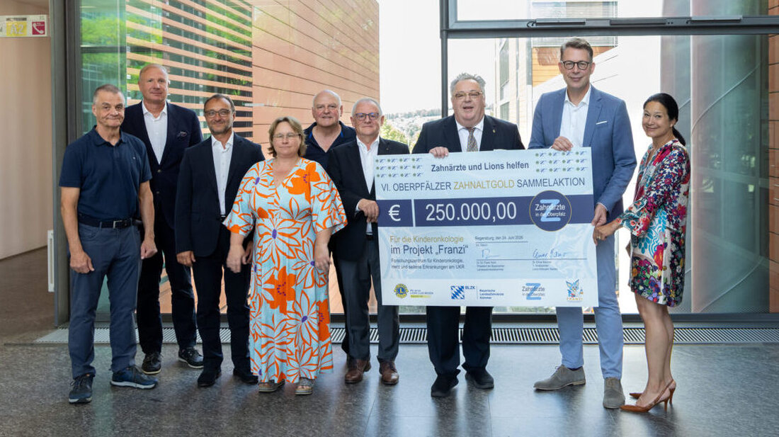 Regensburg. Die sechste Oberpfälzer Zahnaltgold-Sammelaktion bringt 250.000 € für die Kinderkrebsforschung am UKR. Getragen von der BLZK und dem Lions Club Weiden, begleitet von Staatsminister Markus Blume.