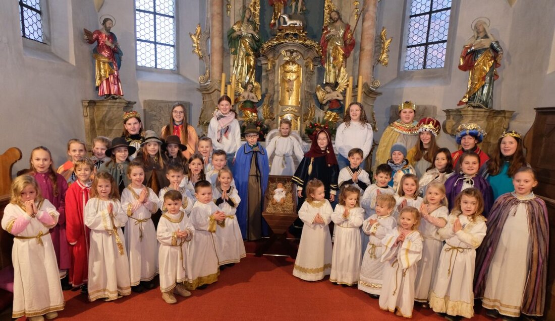 Floß. Über 44 Kinder führen am Heiligen Abend ein Krippenspiel in der St. Johannes Baptista Kirche auf, geschrieben von Dr. Sophia Rusch. Einladung zum Krippenspiel um 15 Uhr, mit Musik und starkem Engelschor.