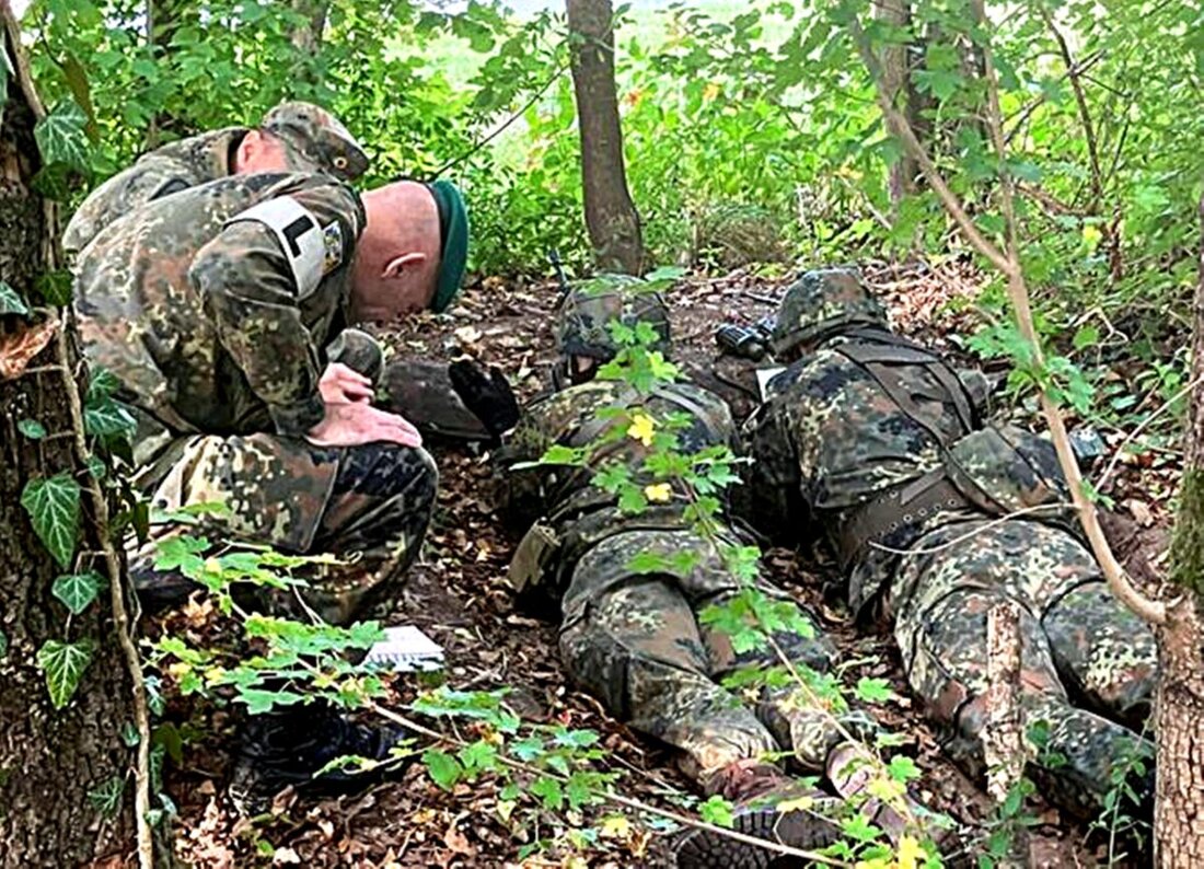 Weiden. Drei Tage lang stellten angehende Reservisten bei der traditionsreichen Ostmark-Patrouille ihre Einsatzbereitschaft unter realistischen Bedingungen unter Beweis. Am Ende bestanden alle die Abschlussprüfung.