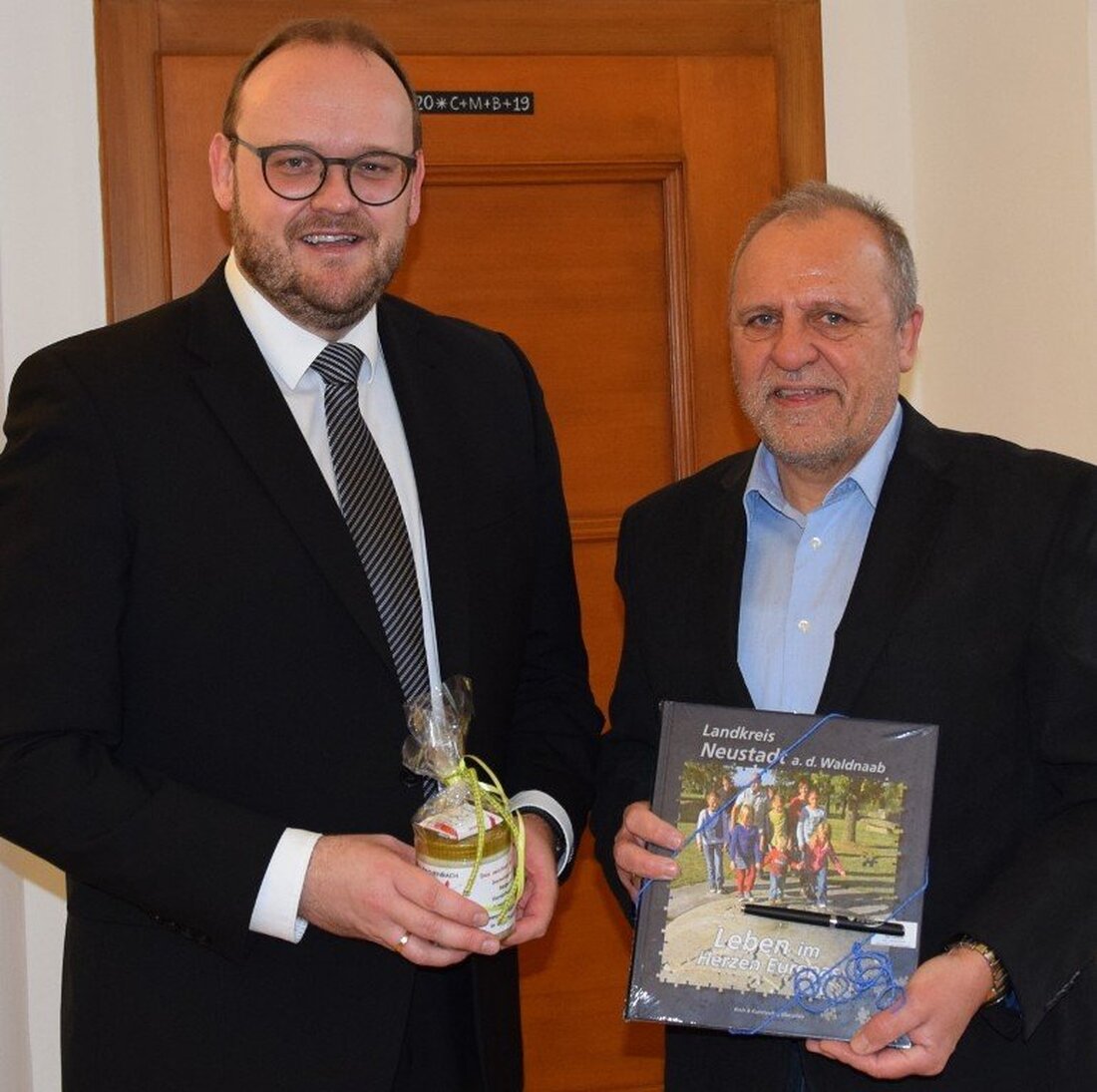 Eschenbach/Neustadt/WN. Studiendirektor Peter Schobert ist neuer Rektor am Gymnasium Eschenbach. Er tritt die Nachfolge von Dr. Knut Thielsen an.  Der Tremmersdorfer ist ein echtes Eschenbacher “Eigengewächs”, er war bereits seit 1984 am [&hellip;]