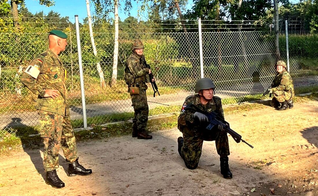 Weiden. In der Major-Radloff-Kaserne trainierten am 29. August 18 Reservisten der Kreisgruppe Oberpfalz NORD Gefechtsdienst und stärkten Teamgeist. Sie bereiteten sich auf eine Militärpatrouille im September vor.