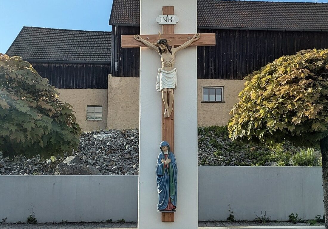 Letzau. Nach aufwendiger Restaurierung steht das Missionskreuz wieder auf dem Kirchenvorplatz und prägt den Dorfmittelpunkt. Die Kirchenverwaltung setzte bewusst auf Erhalt der Heiligenfiguren; Spenden sind willkommen.