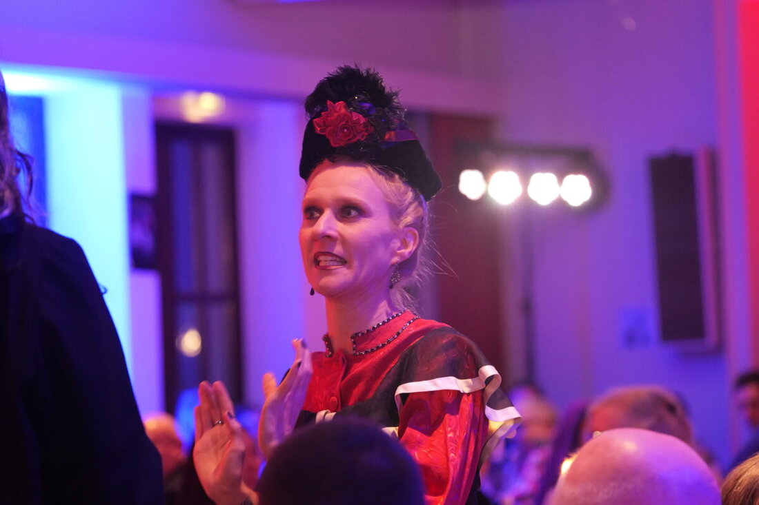 Moosbach. Seit 2019 sind die Krimidinner des OVIGO Theaters unter dem Titel „Dinner mit Killer“ ein Hit. Regelmäßig sind die Theatermacher auch im Landhotel Goldenes Kreuz in Saubersrieth (Gemeinde Moosbach) zu Gast.