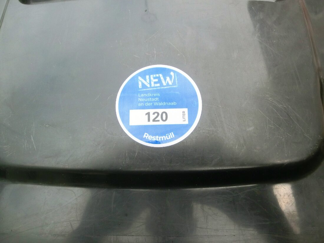 Neustadt/WN. Das Landratsamt versendet in den nächsten Wochen neue Wertmarken für die Restmülltonnen. Es handelt sich hierbei um eine unbefristete „Dauer-Wertmarke“, die ab sofort gültig ist. An den runden blauen [&hellip;]