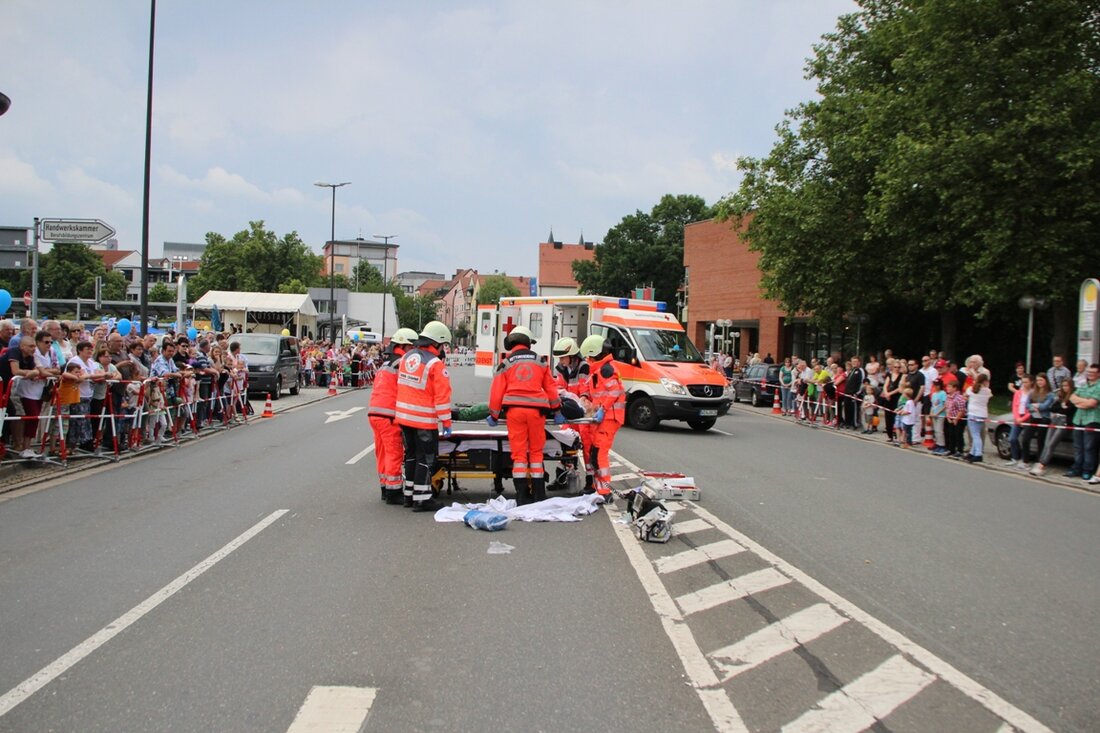 Weiden. Ein Mann wird hinter einem Motorrad über die Straße geschleift, Rettungsdienst und Polizei eilen mit lauten Sirenen zur Hilfe. Eine riesige Menschenmenge steht um das Geschehen herum und beobachtet [&hellip;]