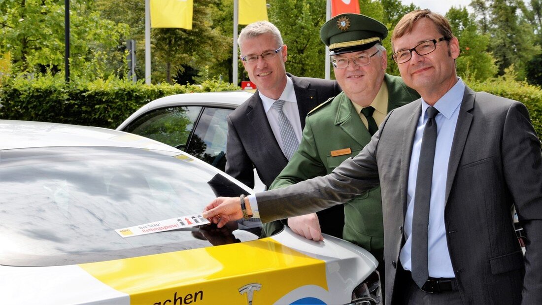 Weiden/Neustadt/WN/Tirschenreuth. Wie bildet man eine korrekte Rettungsgasse? Noch immer kann nicht jeder Verkehrsteilnehmer diese Frage richtig beantworten. Das soll sich jetzt aber ändern. Ein Fahrzeug links, alle anderen rechts:  In [&hellip;]