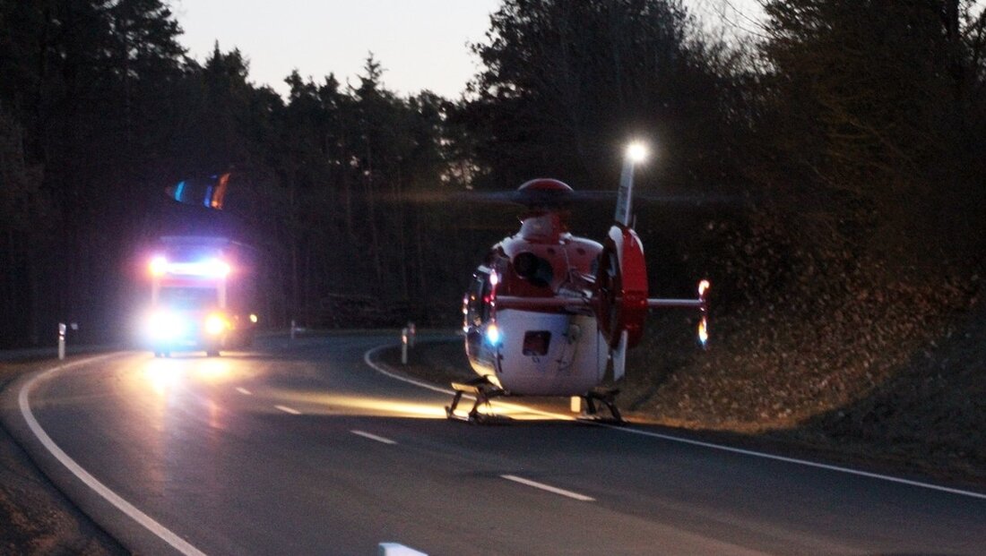 Mitterteich. Ein 76-jähriger Fußgänger wurde am Donnerstagnachmittag an der Straße „Am Sieglrang“ von einem rückwärtsfahrenden Kleintransporter erfasst und schwer verletzt; ein Hubschrauber flog ihn ins Klinikum.