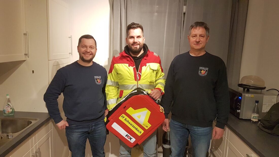 Schwarzenbach. RKT Rettungsdienst übergab einen Rettungsrucksack an die Freiwillige Feuerwehr Schwarzenbach und stärkt damit die bereits bestehende enge Zusammenarbeit. Der Rucksack wird für das neue Einsatzfahrzeug der Feuerwehr verwendet, welches Mitte des Jahres erwartet wird.