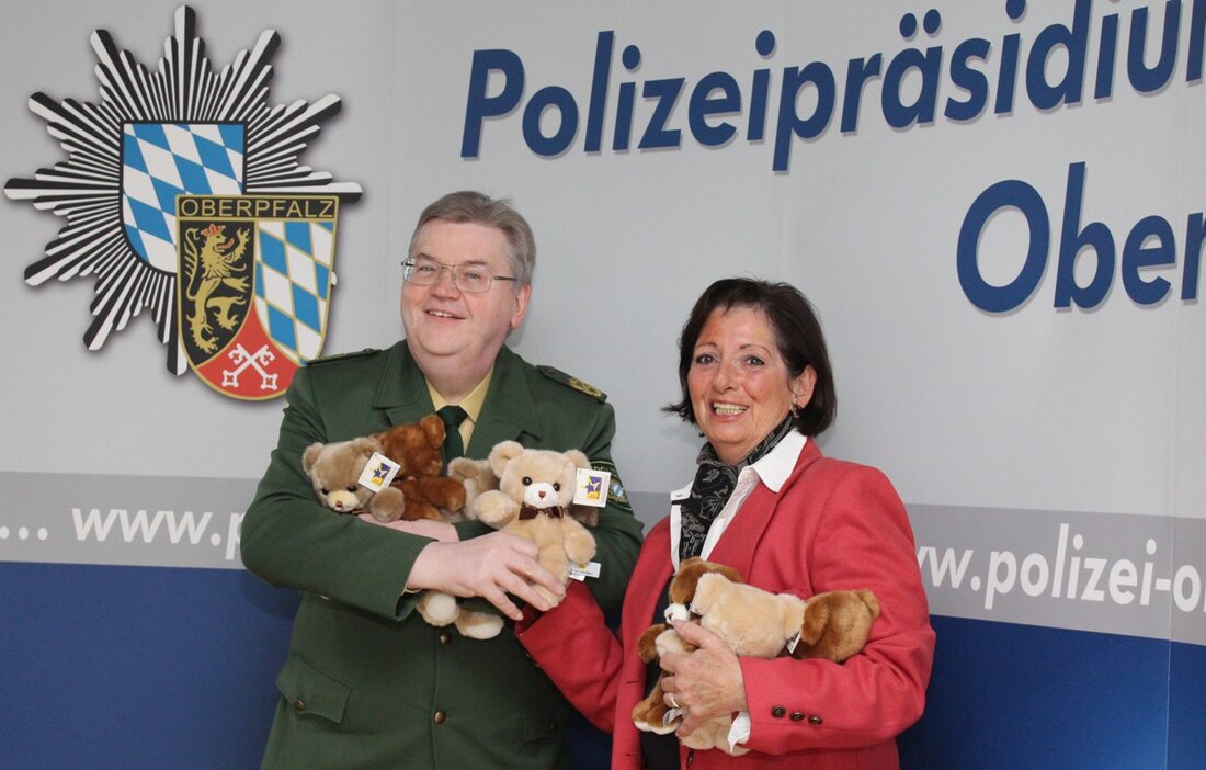 Regensburg/Weiden. Die Polizei Oberpfalz hat wieder eine “bärenstarke” Spende erhalten. Die “kleinen Helfer” sind aus dem täglichen Streifendienst nicht mehr wegzudenken. Aber nicht nur die Polizei greift auf sie zurück, sondern [&hellip;]