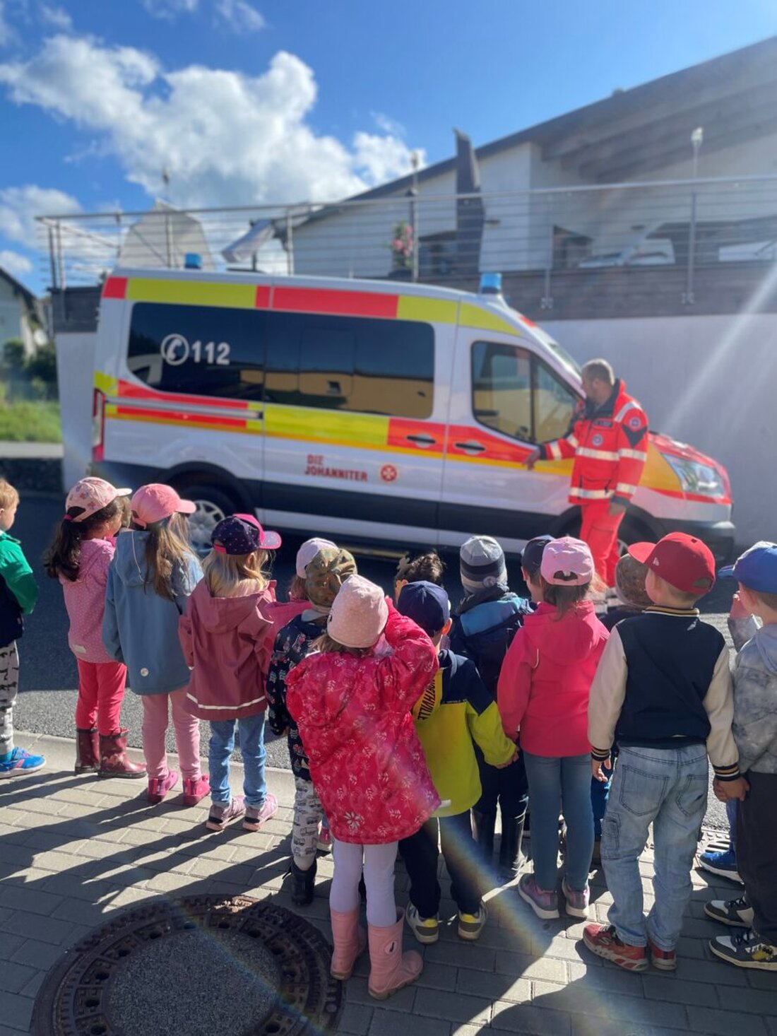 Theisseil. Anfang dieser Woche erhielten die Kinder der Johanniter-Kindertagesstätte „Löwenzahn“ einen besonderen Einblick in die Welt des Rettungsdienstes.