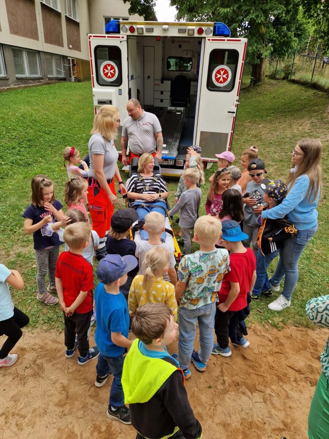 Plößberg. Vorschulkinder des Johanniter-Kindergartens „Regenbogen“ erlebten mit einem Rettungswagen und dessen Crew ein lehrreiches Sommerferien-Highlight. Sie durften Rettungsausrüstung ausprobieren und lernten viel über die Arbeit der Rettungskräfte.