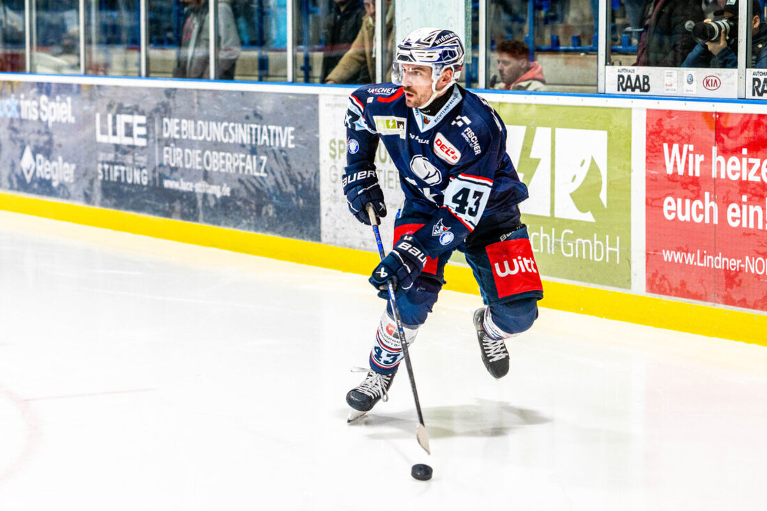 Weiden. Fabian Ribnitzky bleibt ein weiteres Jahr bei den Blue Devils, während David Elsner den Verein verlässt.