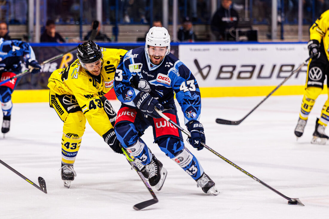 Weiden. Die Blue Devils trennen sich vor der neuen Saison von den Verteidigern Fabian Ribnitzky und Maximilian Kolb. Beide waren Meister in der Oberliga und stiegen in die DEL2 auf, Ribnitzky mit 177, Kolb mit 127 Spielen.