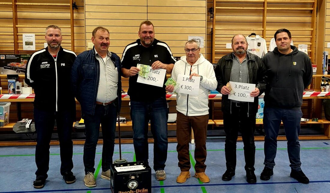 Luhe. Beim Preisschafkopf des FC Luhe-Markt füllten Kartler die Schulturnhalle und kämpften an 34 Tischen um über 90 Preise. Am Ende siegte Richard Dürmann mit 126 Punkten vor Marco Schulze und Ewald Schmiegel.