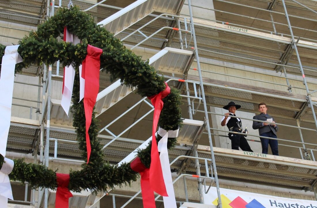 Weiden. Das E-House an der OTH in Weiden ist “an der Spitze angekommen”: Der Rohbau steht, ein großer Schritt zum digitalen Kompetenzzentrum ist damit geschafft. Initiatoren, Bauleiter und Unterstützer feierten [&hellip;]