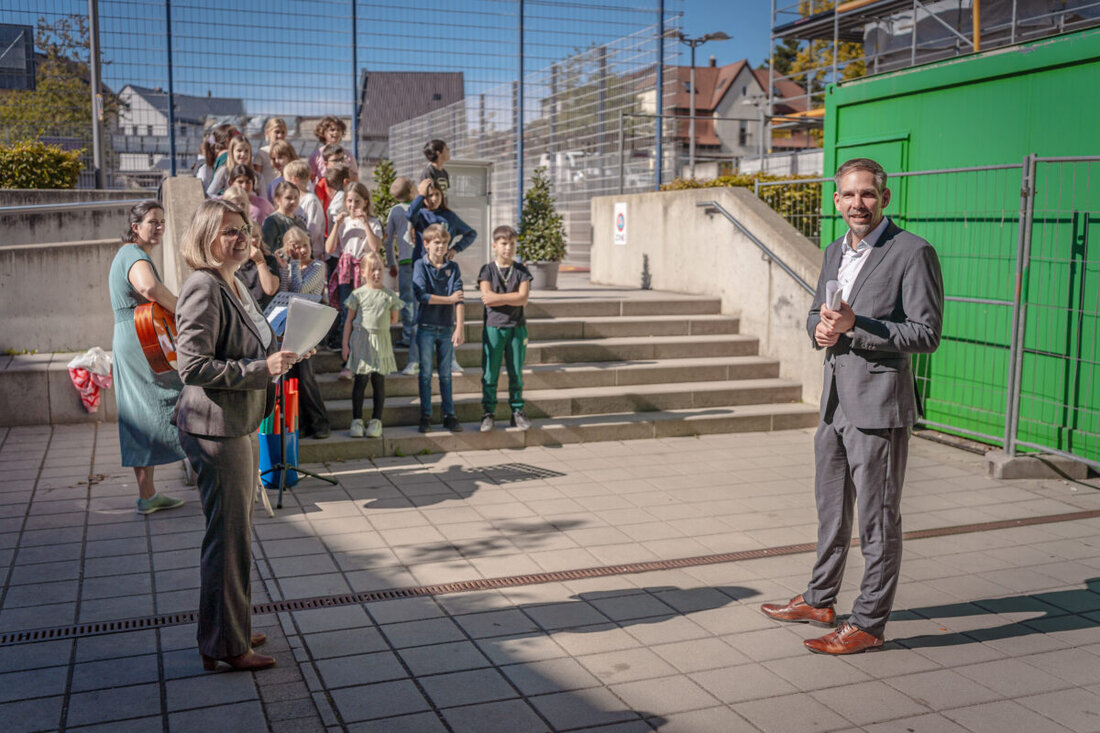 Amberg. Mit dem Richtfest feiert die Max-Josef-Grundschule einen Meilenstein ihrer Ganztagserweiterung: Der Rohbau steht, Dach und Fenster folgen, der Zeitplan hält. Fertigstellung bis Ende des zweiten Quartals 2027 geplant.