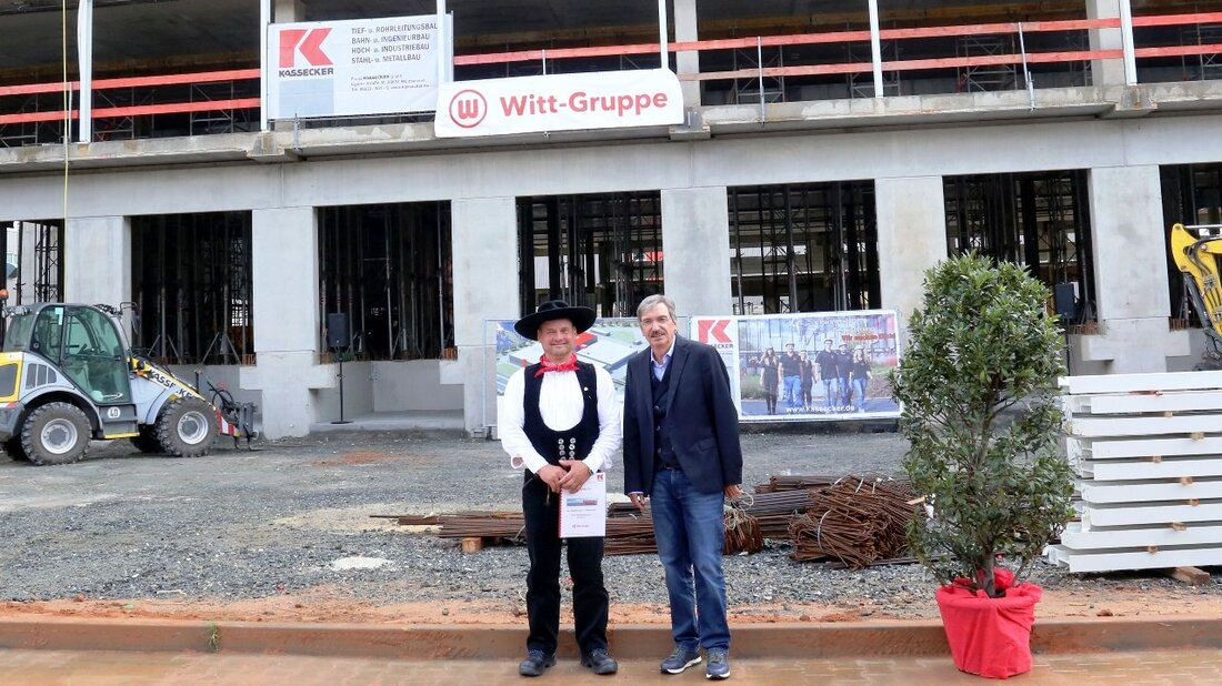 Weiden. Der Logistik-Standort der Witt-Gruppe in Weiden-West wächst weiter. Nach dem Spatenstich vor einem Jahr folgte mit dem Richtfest am 1. Oktober ein weiterer Schritt auf dem Weg zur Fertigstellung [&hellip;]