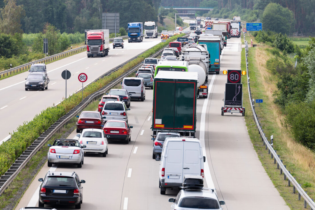 Nordoberpfalz. Sommerhitze und Urlaubsverkehr machen Staus zur Nervenprobe. Der ADAC Nordbayern erklärt, was im Auto erlaubt ist und was nicht – von Rettungsgasse über Rechtsüberholen bis Standstreifen und Handy am Steuer.