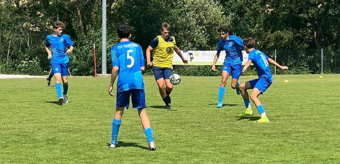 Rieden. Beim 5. Sommerspektakel des 1. FC Rieden erzielten 80 Teams in 211 Spielen insgesamt 659 Tore. Zahlreiche Besucher und Highlights wie eine Wassernebelanlage sorgten für Spaß und Abkühlung.