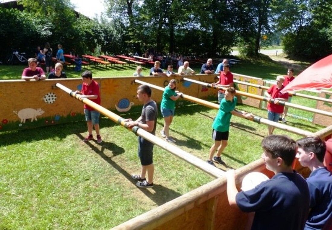 Döllnitz. Eine etwas andere Sportart gab’s auf dem Döllnitzer Spielplatz zu sehen: Die Katholische Landjugendbewegung (KLJB) Leuchtenberg rief wieder zum beliebten Riesenkickerturnier! 13 Gruppen hatten sich zum Wettkampf angemeldet. Von [&hellip;]