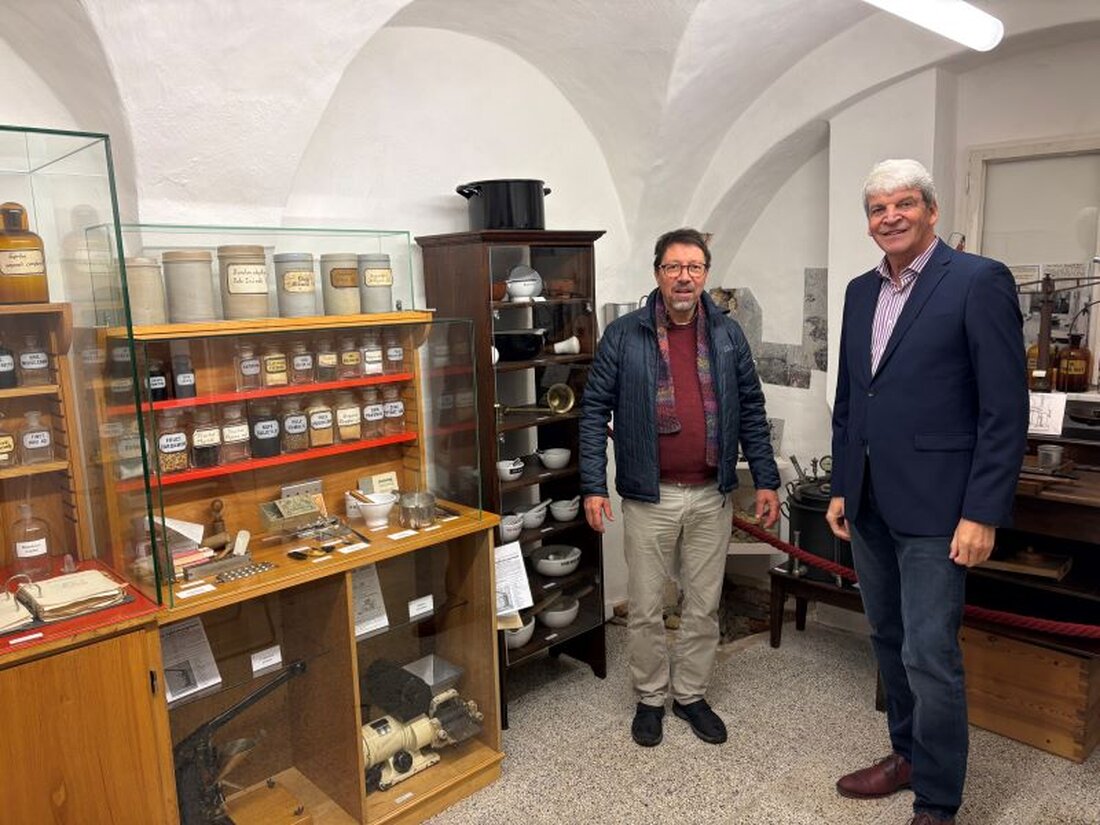 Sulzbach-Rosenberg. Die Alte Hof-Apotheke am Marktplatz öffnet als Museum mit Original-Stücken und einem Garten mit zwei Dutzend Heilpflanzen. Michael Rischke und Reinhold Strobl dankten Dr. Markus Lommer für sein Engagement.