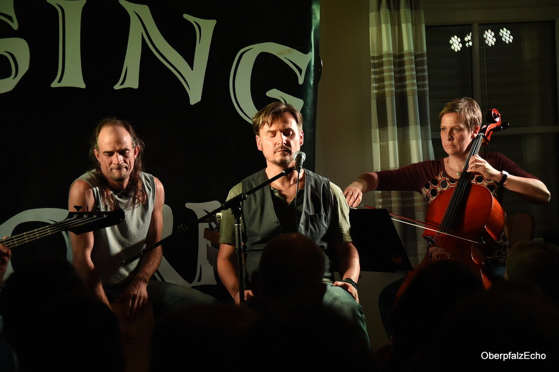 Neustadt/WN. Die Neuauflage der “NEW-musics”-Veranstaltung in der Lederscheune in Tännesberg war ein sensationeller Erfolg. Die Rockklassiker und Eigenkompositionen begeisterten die zahlreichen Zuhörer. Nun könnt ihr das Konzert noch einmal zu [&hellip;]