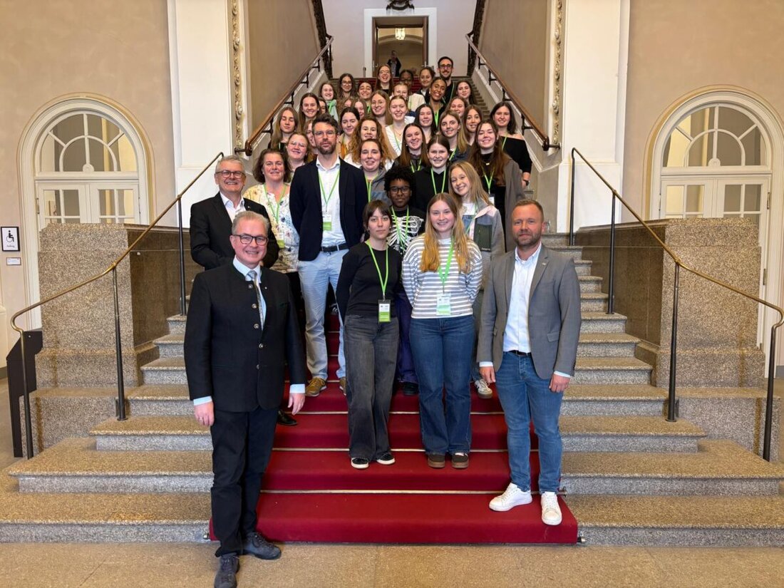 München. MdL Bernhard Heinisch begrüßt Schülerinnen der Dr.-Johanna-Decker-Schulen im Landtag und gibt Rückenwind für MINT. Die Schule erhält 15.000 Euro für das Projekt „Frauen an die Roboter“ zur Modernisierung der Robotik-AG.