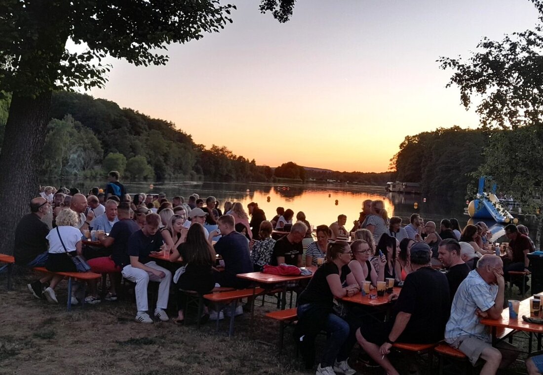 Eschenbach. Die 3. Ausgabe von "Rock am Rußweiher" begeisterte mit Musik der 60er bis 90er Jahre, veganen Burgern und einer glänzenden Stimmung bei Dunkelheit. Veranstaltet von der Wasserwacht Eschenbach, zog das Event Fans der Eschenbacher Discothek „Pumpe“ und viele andere an.