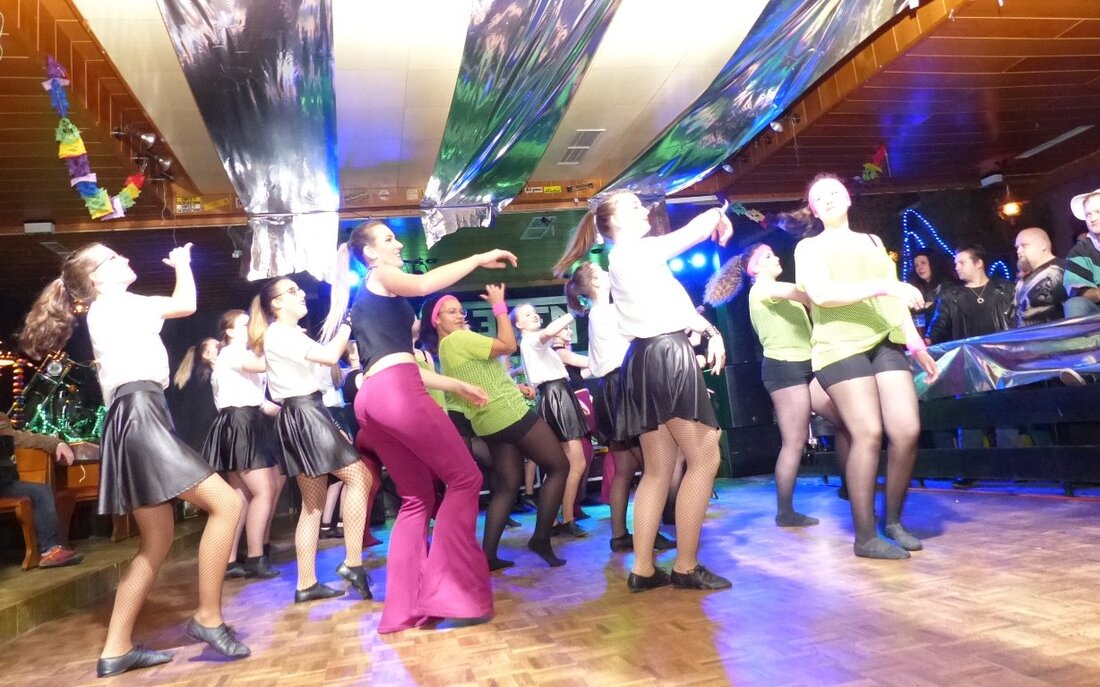 Neudorf. Was für ein Auftakt zu den Feierlichkeiten zum 20-jährigen Bestehen: Der Motorradverein lässt es beim Rockfasching krachen.  Von Hans Meißner  Vor 20 Jahren haben sich in Neudorf bei Luhe [&hellip;]