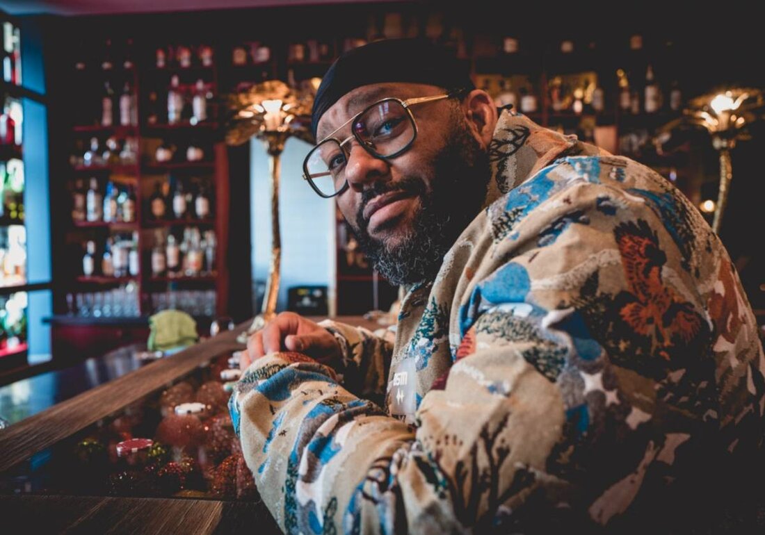 Roding. Im Kulturhaus Fronfeste in Roding präsentiert der Kunst- und Kulturverein Roding einen Abend mit David Mayonga alias Roger Rekless über Herkunft, Identität und Freiheit zwischen Lesung, Gespräch und Live-Musik am 25. April 2026 um 20.00 Uhr. Ein Ticket gibt es auf okticket.de.