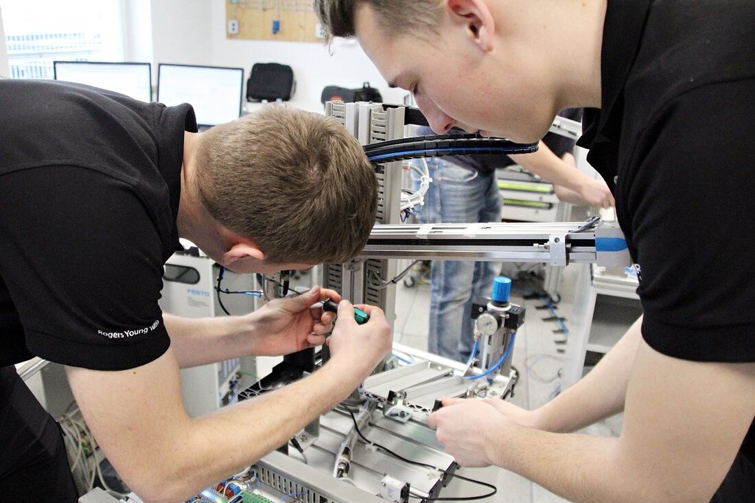 Eschenbach/Parkstein. Zwei oberpfälzer Technik-Unternehmen trainieren gemeinsam für die „WM der Berufe“: Mechatroniker-Teams der Rogers GmbH aus Eschenbach und Witron Parkstein wollen bei WorldSkills Germany überzeugen.  „So Jungs, noch vier, drei, [&hellip;]