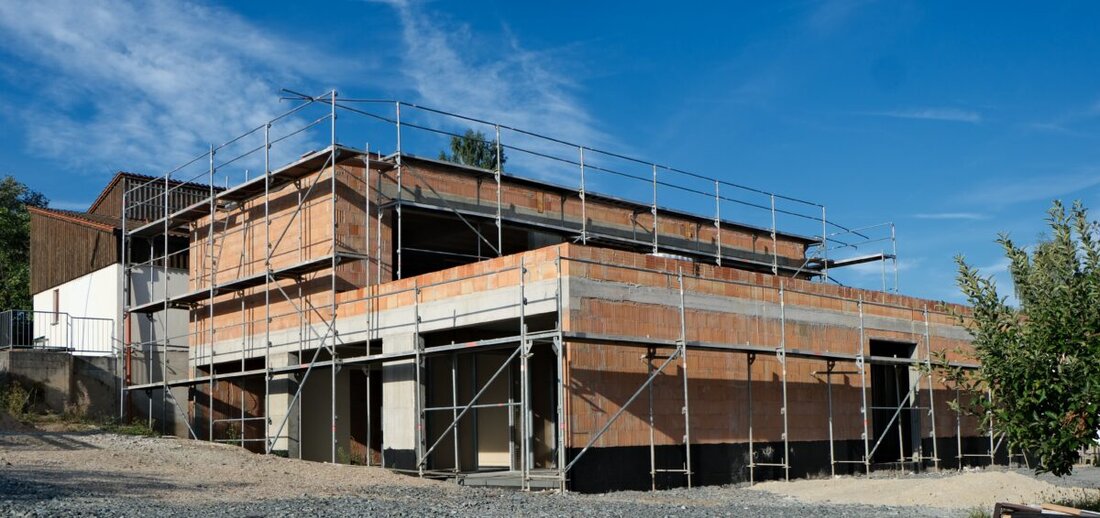 Floß. Der Rohbau zur Erweiterung des Kindergartens St. Johannes Maria Vianney ist fertig. Doch der anvisierte Termin bis Dezember wackelt, aus Regensburg heißt es, die Fertigstellung verzögere sich bis Frühjahr.