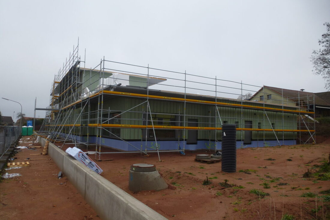 Weiherhammer. Der Rohbau der neuen, 4,23 Millionen Euro teuren Kita in Kaltenbrunn steht. Architekten aus Weiden erläuterten die Räume. Nach dem Dreikönigstag beginnt der Innenausbau, die Trägerschaft wechselt zum 1. Januar.