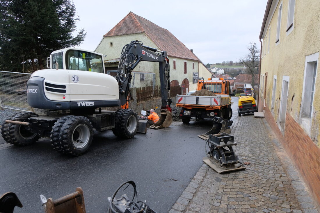 Floß. Ein seit zwei Wochen bestehender Wasserverlust wurde erfolgreich behoben, wodurch Verkehr und Wasserversorgung in der Plößberger Straße wieder normalisiert sind.