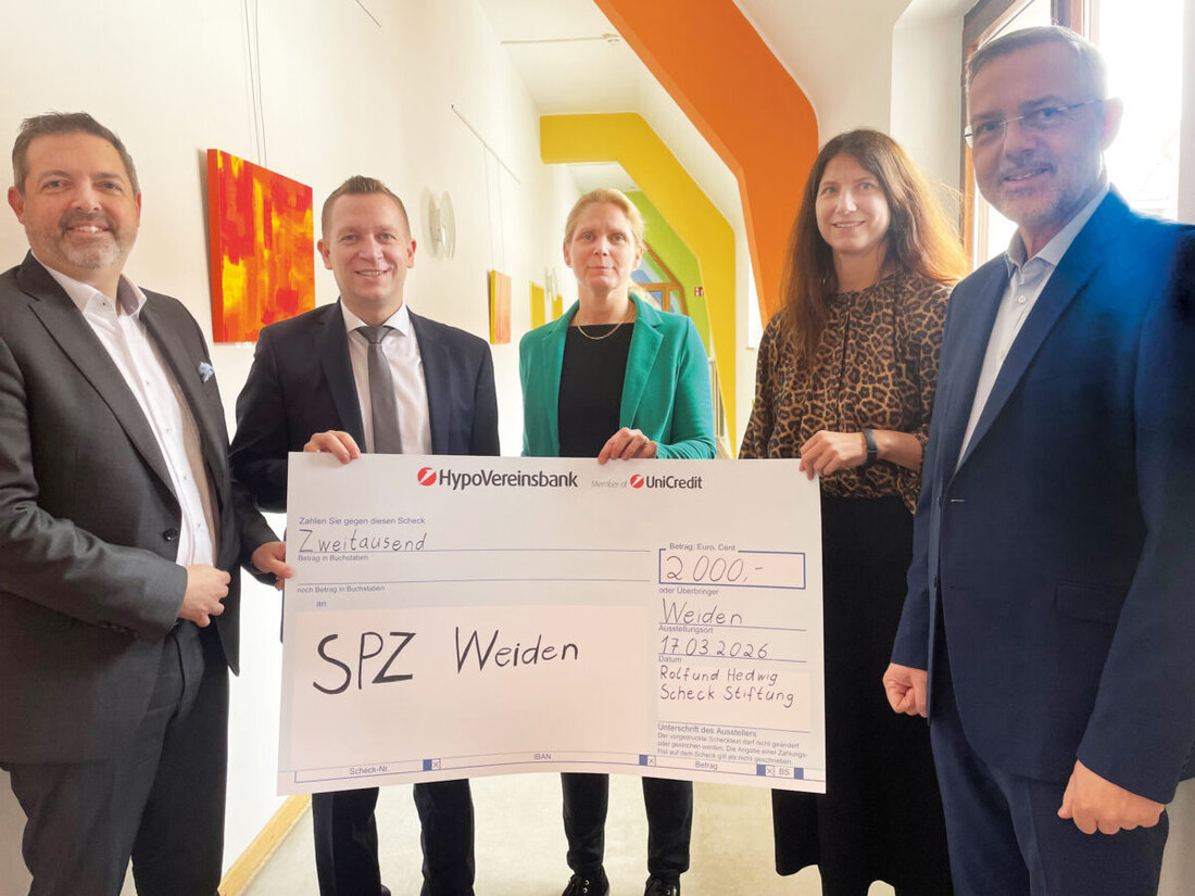 Weiden. Das SPZ am Klinikum erhält 2.000 Euro von der Rolf-und-Hedwig-Scheck-Stiftung, überreicht von Christian Wolf und Stefan Kallert von der HypoVereinsbank. Die Spende finanziert ein Gangtherapiesystem für Kinder.